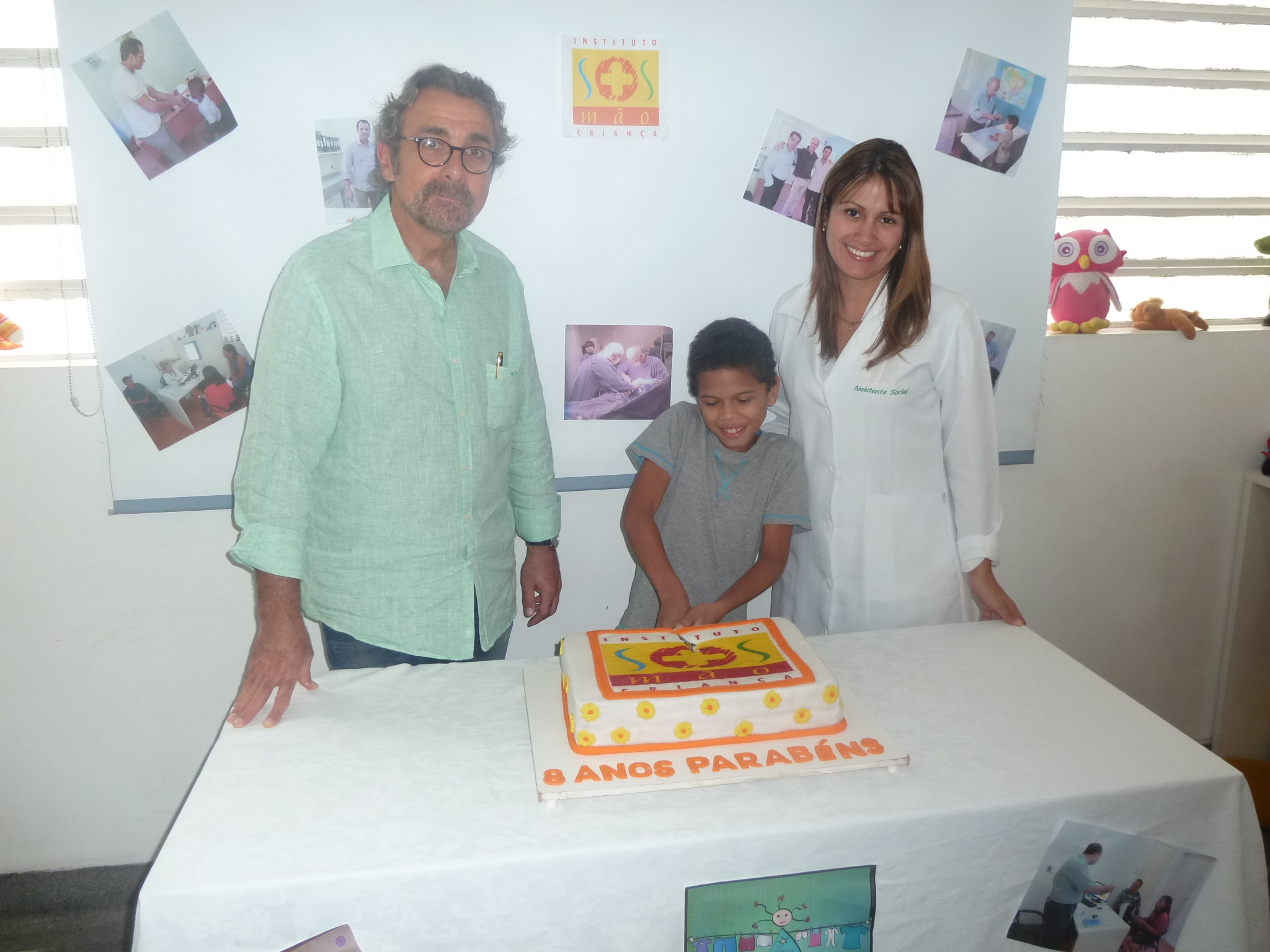 Dr. Guilherme Cerqueira, Callebe Cauã e Marília Cortez, assistente social.